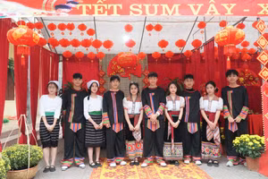 Học sinh Trường THPT Quỳ Hợp (Quỳ Hợp, Nghệ An) tham gia trang trí các gian hàng trong chương trình Tết sum vầy. Ảnh: Hồ Lài