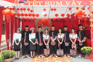 Học sinh Trường THPT Quỳ Hợp (Quỳ Hợp, Nghệ An) tham gia trang trí các gian hàng trong chương trình Tết sum vầy. Ảnh: Hồ Lài