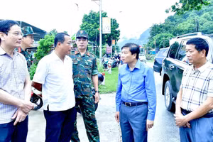 Chủ tịch UBND tỉnh Nghệ An Lê Hồng Vinh cùng đoàn công tác trực tiếp kiểm tra và chỉ đạo công tác ứng phó lũ lụt tại xã Con Cuông, sáng 23/7. (Ảnh: Trọng Kiên)