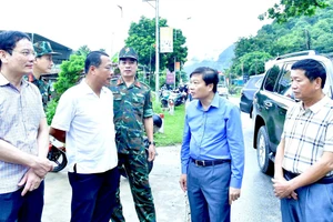 Chủ tịch UBND tỉnh Nghệ An Lê Hồng Vinh cùng đoàn công tác trực tiếp kiểm tra và chỉ đạo công tác ứng phó lũ lụt tại xã Con Cuông, sáng 23/7. (Ảnh: Trọng Kiên)