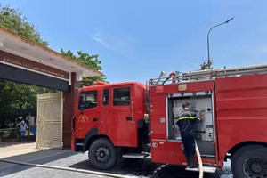 Xe cứu hỏa đến hiện trường chữa cháy tại Trường THPT chuyên Phan Bội Châu. Ảnh: Hồ Lài