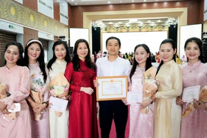 Thầy Lê Đăng Hạnh là nam giáo viên mầm non duy nhất dự thi và đạt danh hiệu giáo viên dạy giỏi cấp tỉnh Nghệ An. Ảnh: Hồ Lài