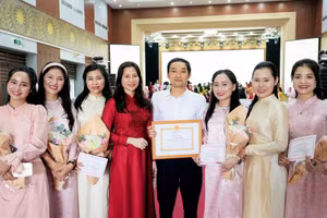 Thầy Lê Đăng Hạnh là nam giáo viên mầm non duy nhất dự thi và đạt danh hiệu giáo viên dạy giỏi cấp tỉnh Nghệ An. Ảnh: Hồ Lài