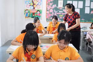 Cô trò Trường Tiểu học Hưng Phúc, phường Trường Vinh, Nghệ An. Ảnh: Hồ Lài