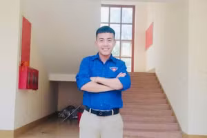 Thầy Xồng Bá Chùa - giáo viên Toán, Bí thư Đoàn Trung tâm GDNN-GDTX Kỳ Sơn, Nghệ An. Ảnh: NVCC