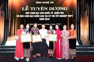 Em Lang Đức Bằng (thứ 3 từ trái sang) là 1 trong 75 học sinh đạt điểm cao tại Kỳ thi Tốt nghiệp THPT năm 2025 được UBND tỉnh Nghệ An tuyên dương. Ảnh: NVCC