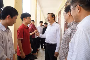 Thứ trưởng Phạm Ngọc Thưởng trò chuyện, động viên học sinh Trường THPT Lê Viết Thuật (Trường Vinh, Nghệ An) trước buổi thi thử tốt nghiệp THPT. Ảnh: Hồ Lài