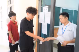 Chiều 6/6, các thí sinh dự thi môn chuyên kỳ thi tuyển sinh vào Trường THPT chuyên Phan Bội Châu, Nghệ An. Ảnh: Hồ Lài