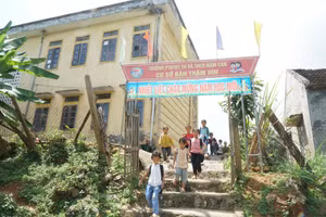 Học sinh điểm bản Thăm Hín, Trường Phổ thông Dân tộc bán trú Tiểu học và THCS Nậm Càn (xã Na Ngoi, Nghệ An). Ảnh: Hồ Lài