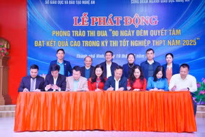 Đại diện các trường THPT tại Nghệ An ký cam kết thực hiện phong trào thi đua “90 ngày đêm quyết tâm đạt kết quả cao trong Kỳ thi tốt nghiệp THPT năm 2025”. Ảnh: Hồ Lài
