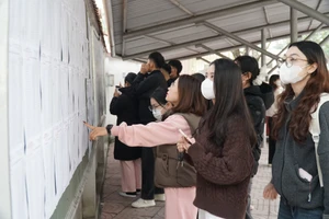 Thí sinh dự thi vòng 2 tuyển dụng viên chức tỉnh Nghệ An. Ảnh: Hồ Lài