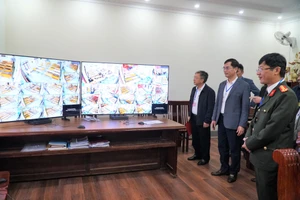 Ban tổ chức kỳ tuyển dụng giáo viên tỉnh Nghệ An kiểm tra phòng điều hành, kết nối camera tại tất cả các phòng thi. Ảnh: Hồ Lài