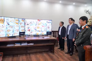 Ban tổ chức kỳ tuyển dụng giáo viên tỉnh Nghệ An kiểm tra phòng điều hành, kết nối camera tại tất cả các phòng thi. Ảnh: Hồ Lài