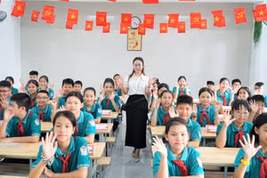 Cô trò Trường THCS Hưng Bình (phường Trường Vinh, Nghệ An). Ảnh: Hồ Lài