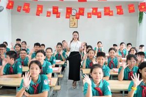 Cô trò Trường THCS Hưng Bình (phường Trường Vinh, Nghệ An). Ảnh: Hồ Lài