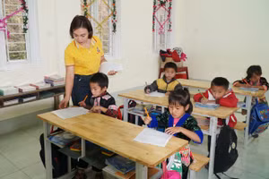 Cô trò Trường Phổ thông Dân tộc bán trú Tiểu học Nhôn Mai (xã Nhôn Mai, Nghệ An). Ảnh: Hồ Lài