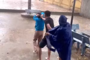 Người đàn ông (áo đen) hành hung cô giáo dù có người can ngăn tại điểm trường Bắc Thắng - Trường Tiểu học và THCS Tân Thắng, Quỳnh Lưu, Nghệ An. Ảnh cắt từ clip.