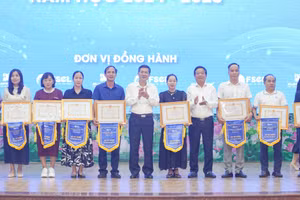 Lãnh đạo Sở Giáo dục và Đào tạo Nghệ An khen thưởng cho các tập thể xuất sắc trong triển khai tháng tự học tiếng Anh năm 2025. Ảnh: Hồ Lài