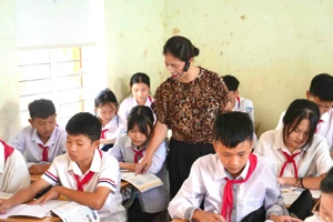 Giờ học của cô trò Trường THCS Hiến Sơn (Bạch Hà, Nghệ An). Ảnh Hồ Lài