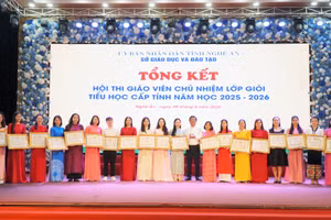 Ông Võ Văn Mai - Phó Giám đốc Sở GD&ĐT Nghệ An trao giấy khen cho các giáo viên đạt thành tích xuất sắc tại hội thi. Ảnh: Hồ Lài