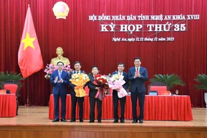 Ông Hoàng Nghĩa Hiếu, Chủ tịch HĐND tỉnh; ông Võ Trọng Hải, Chủ tịch UBND tỉnh tặng hoa chúc mừng ông Thái Văn Thành và cán bộ vừa được miễn nhiệm, bầu làm Ủy viên UBND tỉnh.