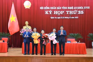 Ông Hoàng Nghĩa Hiếu, Chủ tịch HĐND tỉnh; ông Võ Trọng Hải, Chủ tịch UBND tỉnh tặng hoa chúc mừng ông Thái Văn Thành và cán bộ vừa được miễn nhiệm, bầu làm Ủy viên UBND tỉnh.