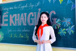 Cô Lo Thị Bảo Vy, giáo viên Trường Tiểu học Quỳnh Lập A (phường Tân Mai, Nghệ An) là người đầu tiên của dân tộc Ơ Đu ứng cử ĐBQH.