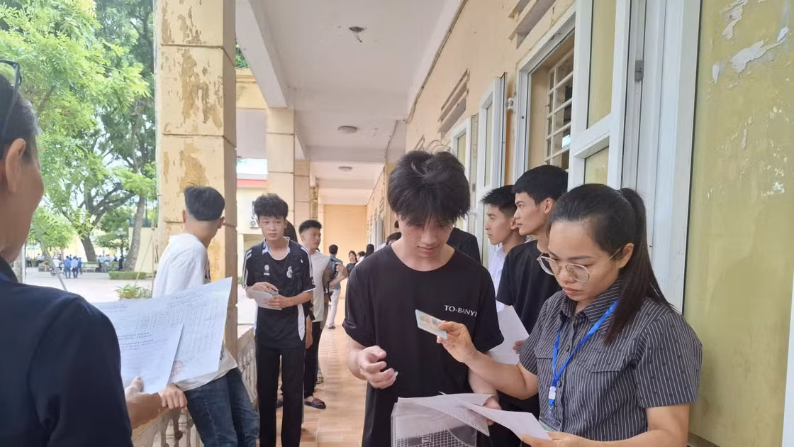 Thí sinh làm thủ tục dự thi tốt nghiệp THPT 2026. Ảnh: Hiếu Nguyễn