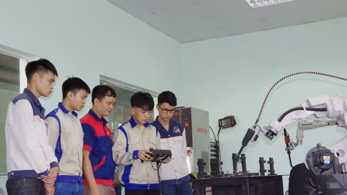 Sinh viên Trường CĐ Cơ khí Nông nghiệp.
