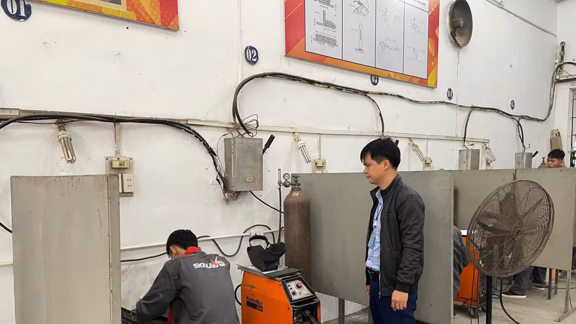 Dạy nghề tại Trường trung cấp nghề Giao thông công chính Hà Nội.