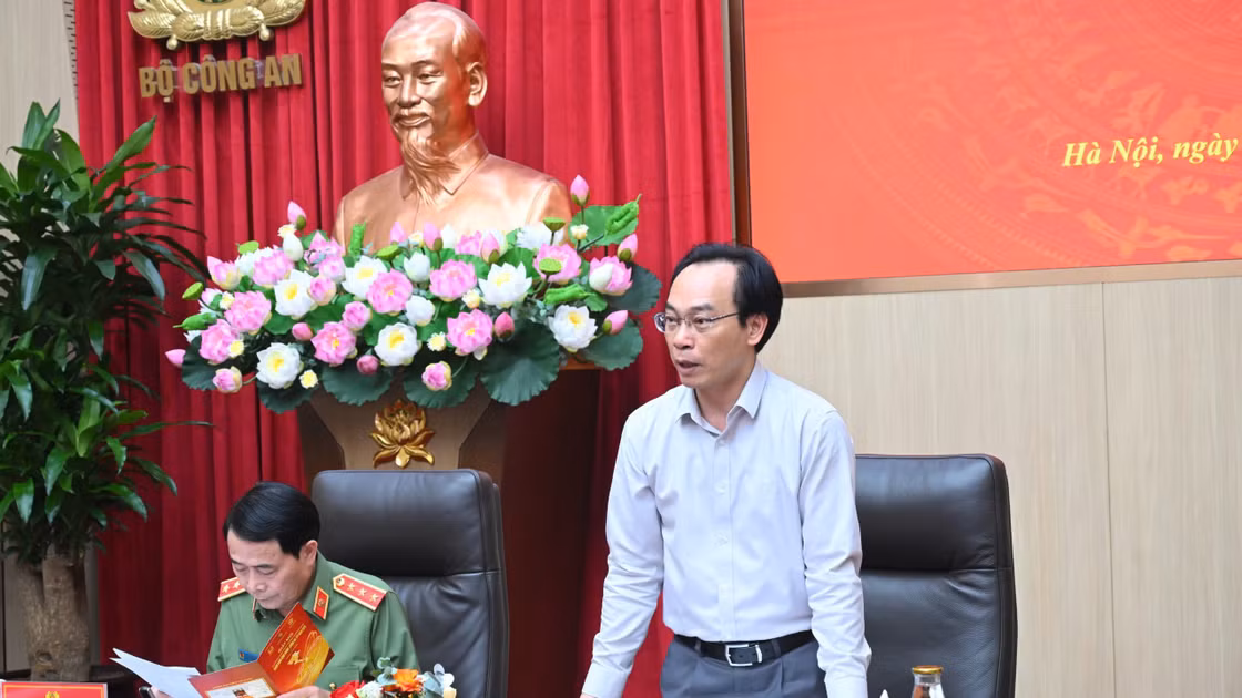 Bộ trưởng Bộ GD&ĐT Hoàng Minh Sơn phát biểu tại buổi làm việc.