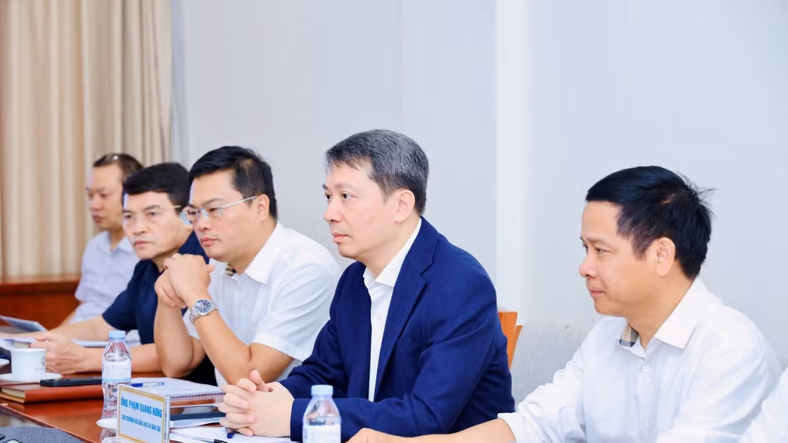 Thứ trưởng Phạm Quang Hưng và đại diện một số đơn vị thuộc Bộ tại buổi làm việc.
