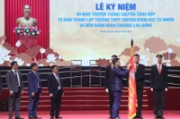 Phó Thủ tướng gắn Huân chương Lao động lên Lá cờ truyền thống của Trường THPT Chuyên Khoa học Tự nhiên.