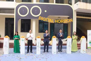 Lãnh đạo tỉnh Thái Nguyên và Công ty Samsung Điện tử Việt Nam Thái Nguyên cắt băng khánh thành trao tặng phòng học "Không gian số".