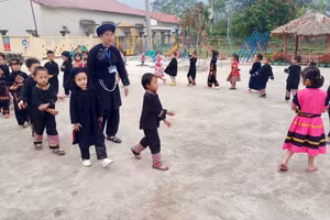 Tiết học thực hành trong chương trình bồi dưỡng tiếng dân tộc thiểu số cho cán bộ, giáo viên tại huyện Na Rì, tỉnh Bắc Kạn.