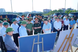 Tổng Bí thư Tô Lâm cùng đoàn công tác đã trực tiếp khảo sát thực tế tại cầu Bến Tượng.