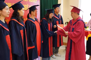 PGS.TS Nguyễn Hữu Công Phó Giám đốc Đại học Thái Nguyên, Giám đốc Trung tâm Đào tạo từ xa Đại học Thái Nguyên trao bằng tốt nghiệp cho các tân cử nhân.