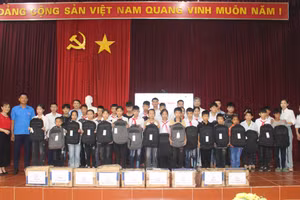 Đại diện các đơn vị trao quà cho học sinh Trường THCS Thượng Giáo.