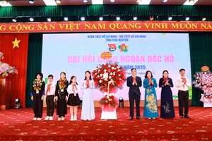 Lãnh đạo tỉnh Thái Nguyên tặng hoa chúc mừng đại hội. 