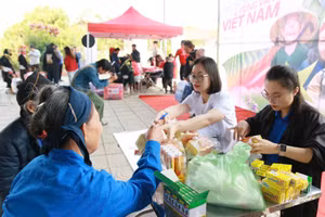 Phát thuốc miễn phí cho bà con người DTTS trên địa bàn huyện Võ Nhai.