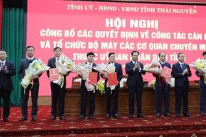 Lãnh đạo tỉnh Thái Nguyên tặng hoa chúc mừng lãnh đạo các cơ quan.