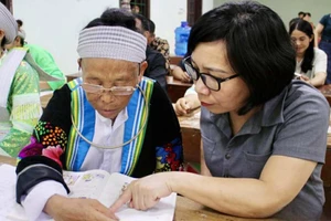 Bà Nguyễn Thị Nguyên, hiệu trưởng Trường PTDTBTTiểu học số 1 Văn Lăng hướng dẫn học viên tập đọc.