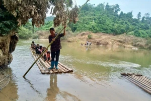 Các em học sinh điểm trường Khuổi Chặng, trường PT DTBT THCS Yên Lỗ, huyện Bình Gia, tỉnh Lạng Sơn trên chuyến đò tới trường.