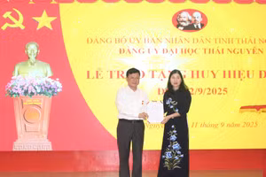 Bà Mai Thị Nhài, Phó Bí thư chuyên trách Đảng uỷ UBND tỉnh Thái Nguyên trao quyết định tặng huy hiệu Đảng cho PGS.TS Hoàng Văn Hùng.