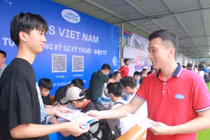 Sinh viên Trường Đại học Kỹ thuật Công nghiệp tham gia ngày hội việc làm ngay sau khi tốt nghiệp.