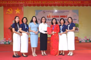 Đại diện phường Phan Đình Phùng trao quà cho Trường THCS Quang Trung.