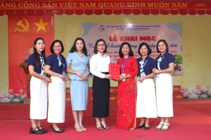 Đại diện phường Phan Đình Phùng trao quà cho Trường THCS Quang Trung.