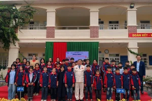 Đại tá Triệu Văn Điện, Anh hùng Lực lượng vũ trang nhân dân, người con ưu tú của quê hương Thiện Hoà, Lạng Sơn cùng các em học sinh Trường PTDTBT THCS Thiện Hoà.