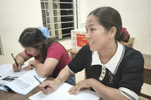 Lớp học xoá mù chữ tại xã Tràng Xá đã thu hút 12 học viên tham gia, 100% là đồng bào dân tộc Mông.