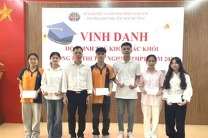 Ông Bế Văn Tằng – Phó Hiệu trưởng Trường THPT Dân tộc nội trú tỉnh Lạng Sơn trao khen thưởng cho học sinh.